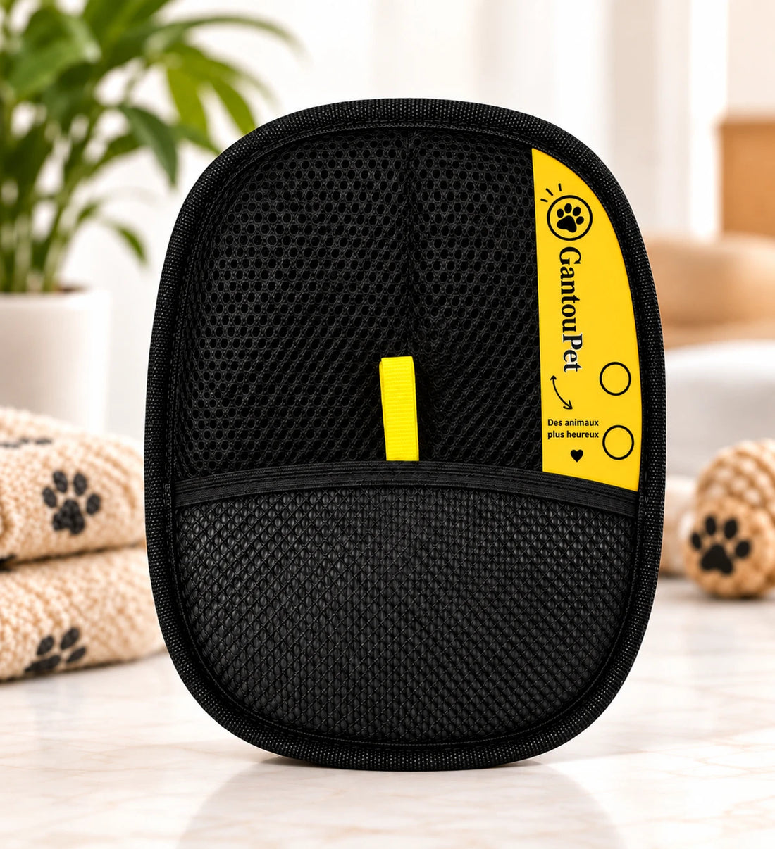 Gant anti-poils GantouPet noir et jaune, face en maille, posé debout